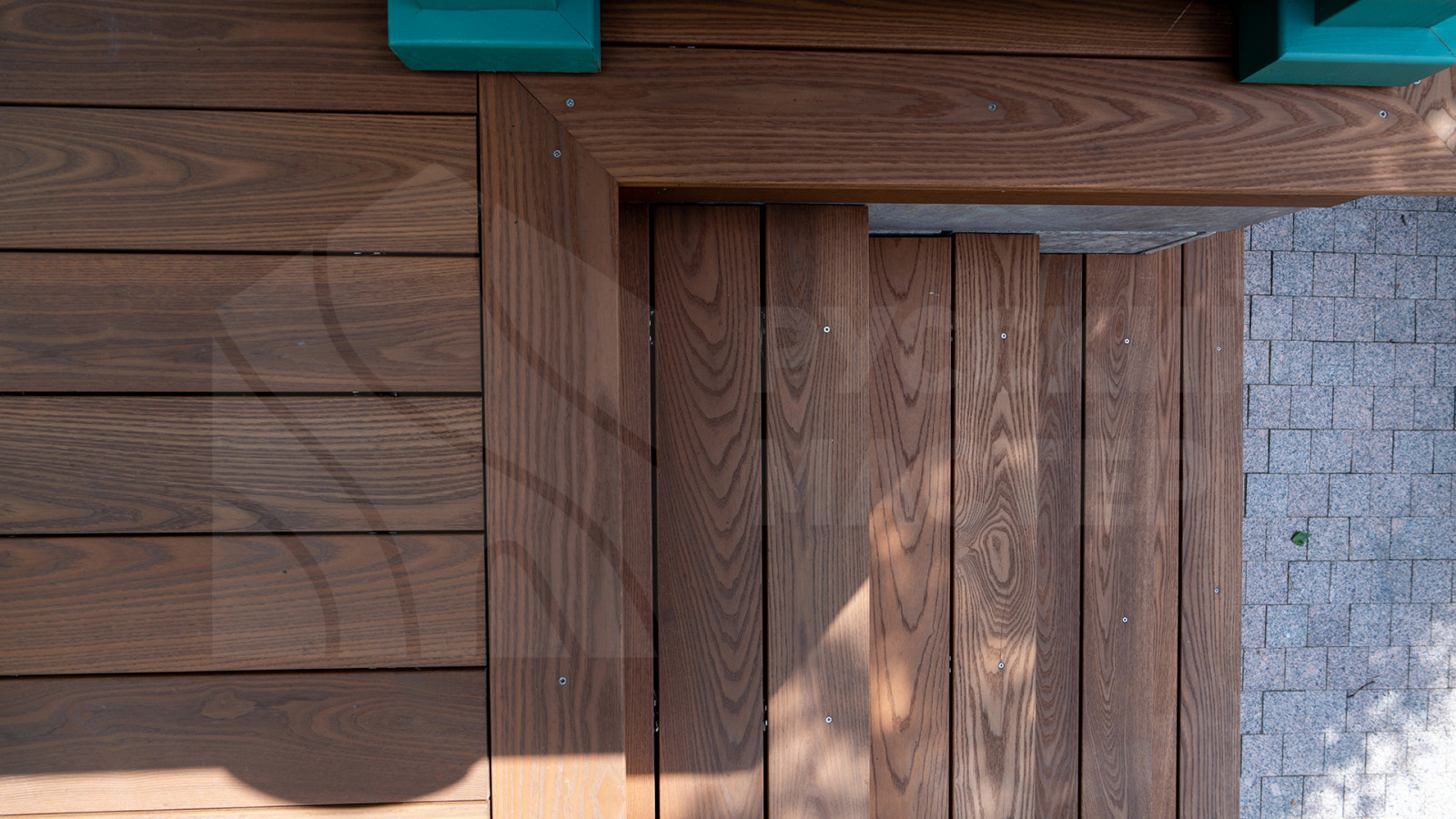 Терраса из термоясеня для загородного дома