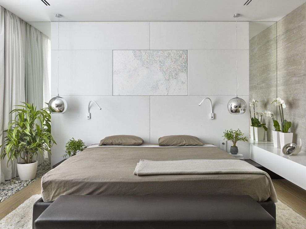 Photo of a mid-sized contemporary bedroom in Moscow.