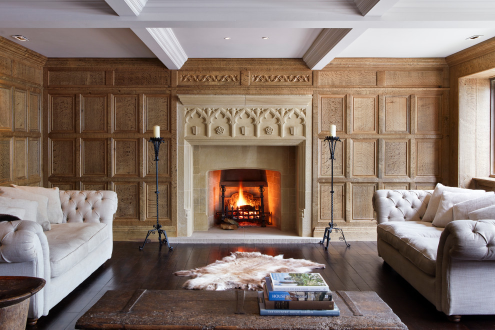 Пример оригинального дизайна: гостиная комната в классическом стиле с деревянными стенами