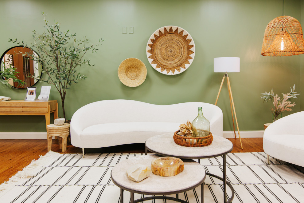Свежая идея для дизайна: огромный кабинет в стиле модернизм с зелеными стенами и коричневым полом - отличное фото интерьера