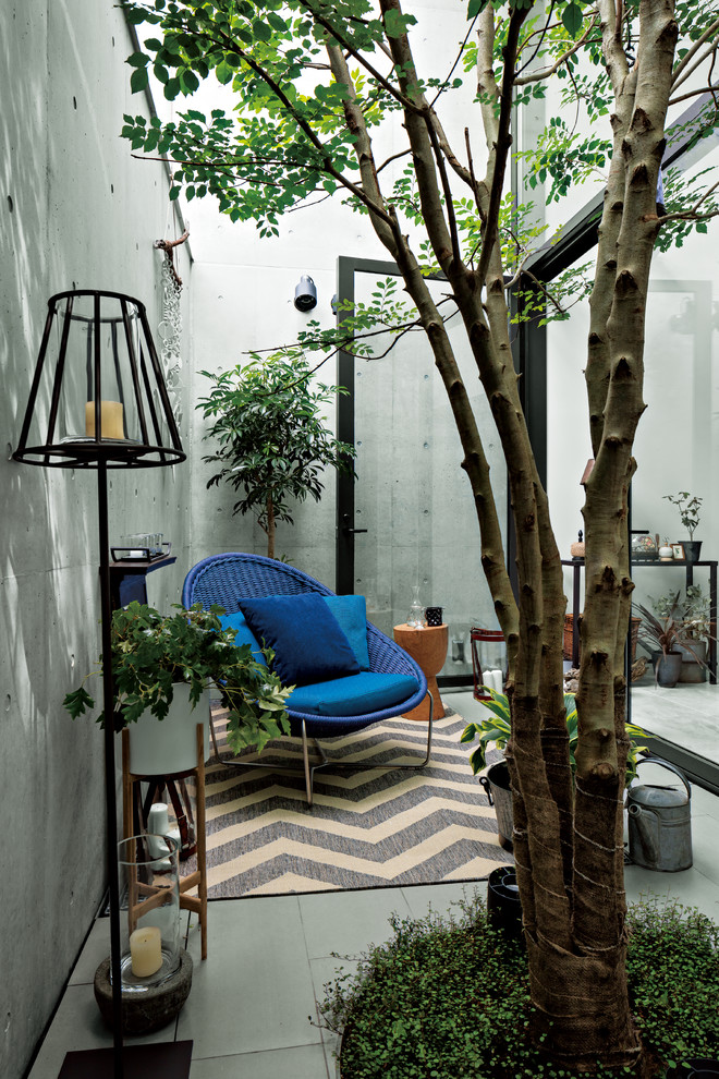 Design ideas for an eclectic courtyard patio in Tokyo with concrete slab.