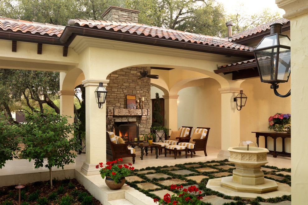 Inspiration for a mediterranean patio in Tampa.
