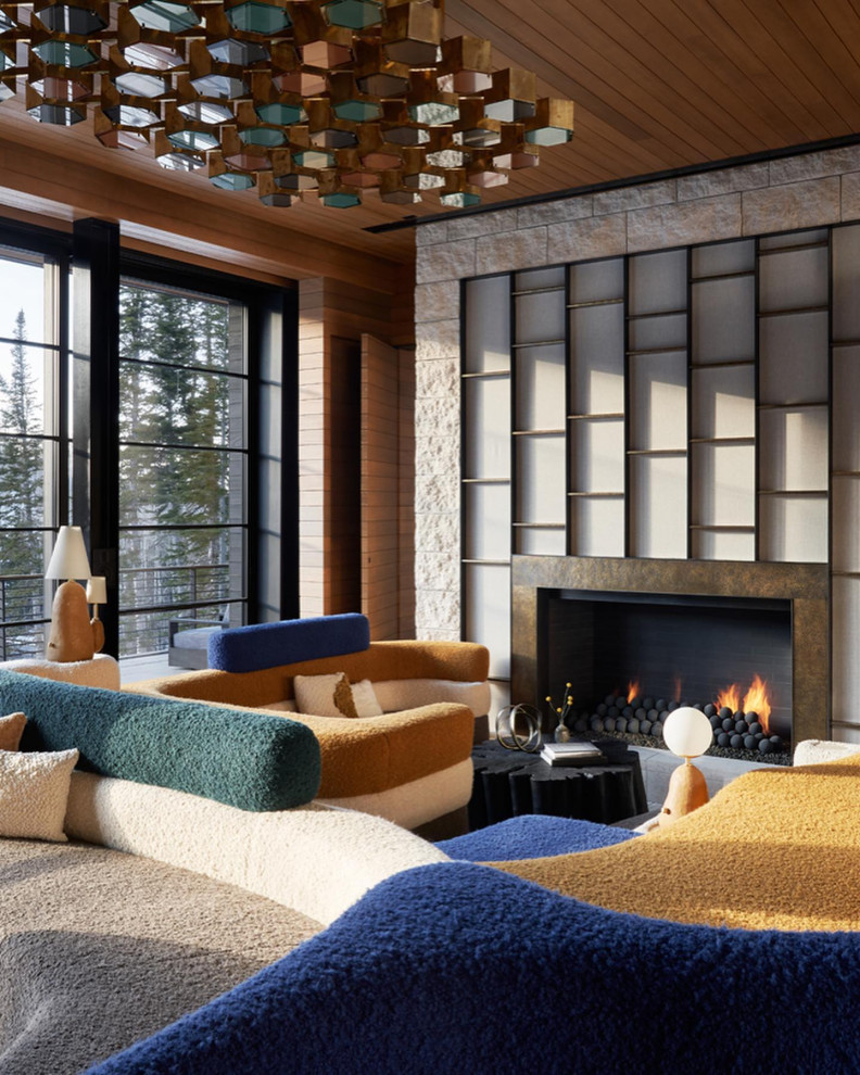 Idée de décoration pour un grand salon minimaliste en bois fermé avec une salle de réception, un mur multicolore, un sol en bois brun, une cheminée standard, un manteau de cheminée en métal, un téléviseur dissimulé, un sol marron et un plafond en bois.