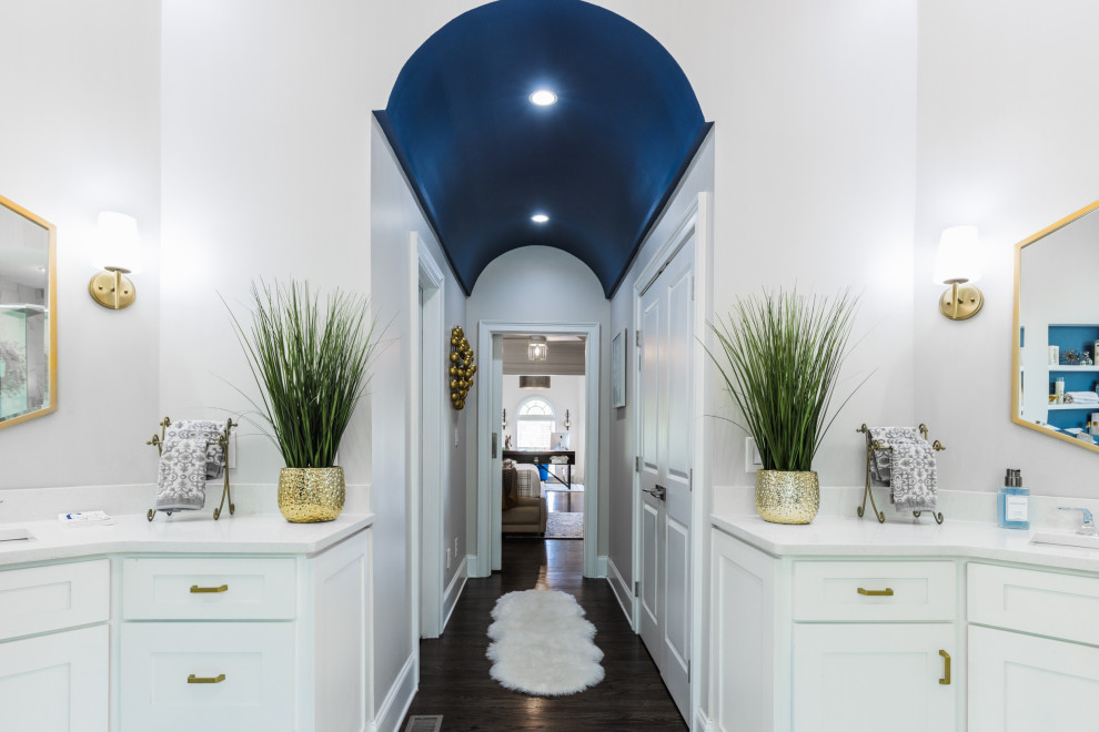 Стильный дизайн: большой коридор в стиле неоклассика (современная классика) с серыми стенами, полом из керамической плитки, белым полом и сводчатым потолком - последний тренд