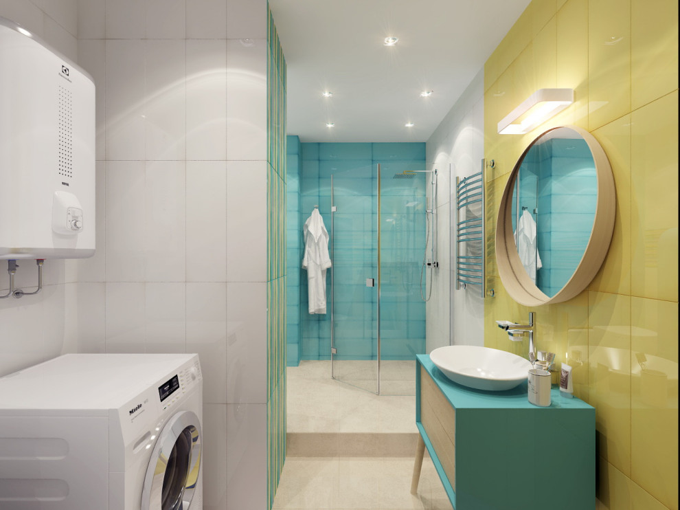 Яркая ванная с подиумом