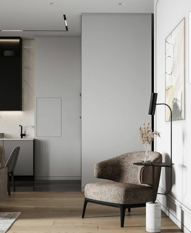 Пример оригинального дизайна: открытая гостиная комната среднего размера в современном стиле с белыми стенами, светлым паркетным полом, телевизором на стене, желтым полом, многоуровневым потолком и панелями на стенах