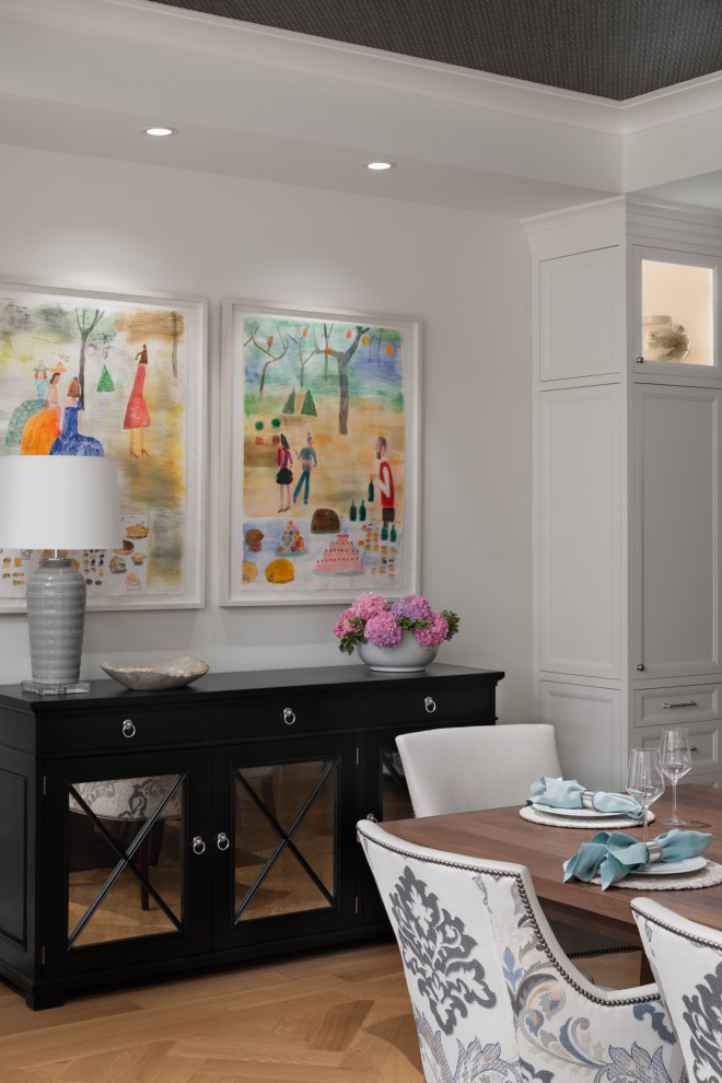 Inspiration pour une salle à manger ouverte sur la cuisine rustique avec un mur blanc, sol en stratifié, un sol marron et un plafond décaissé.