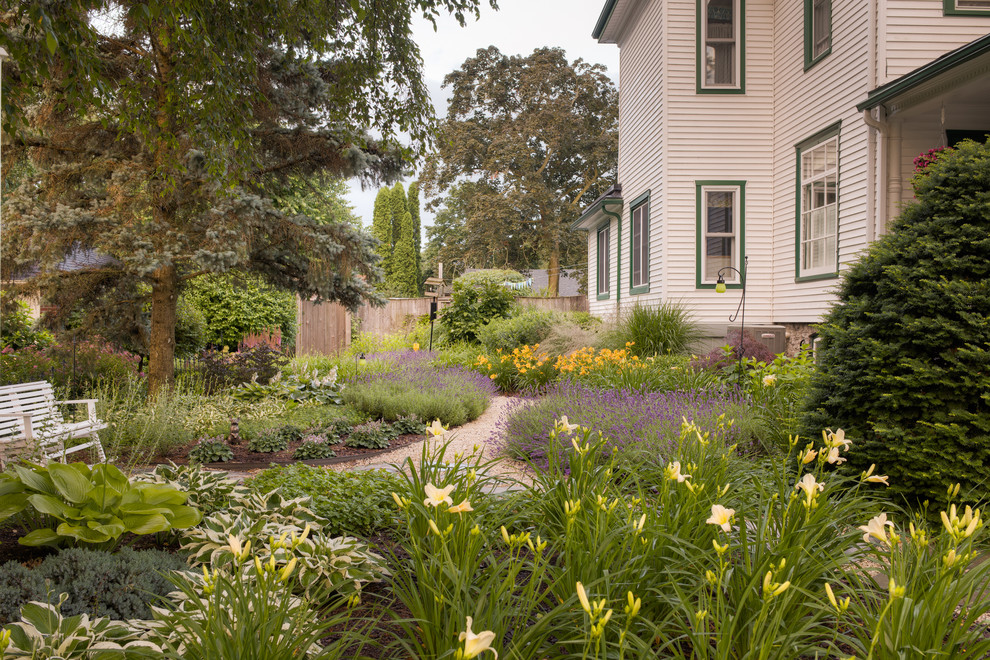 This is an example of a mid-sized traditional courtyard formal garden in Toronto with a garden path and gravel.