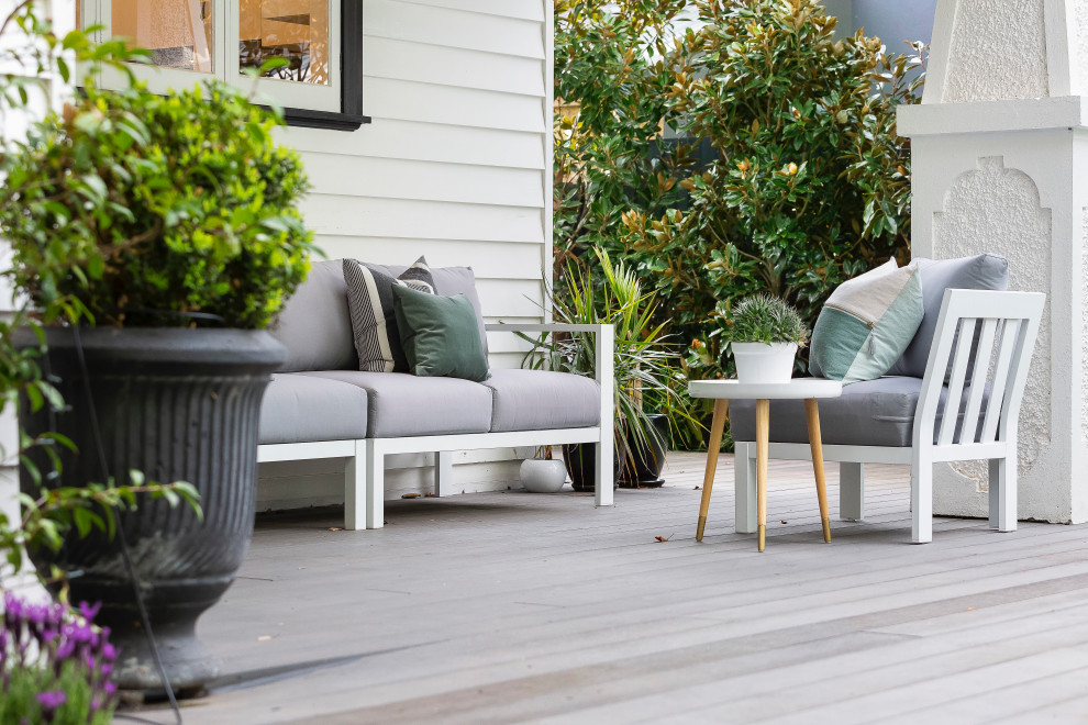Inspiration for a traditional backyard deck in Melbourne with a roof extension.