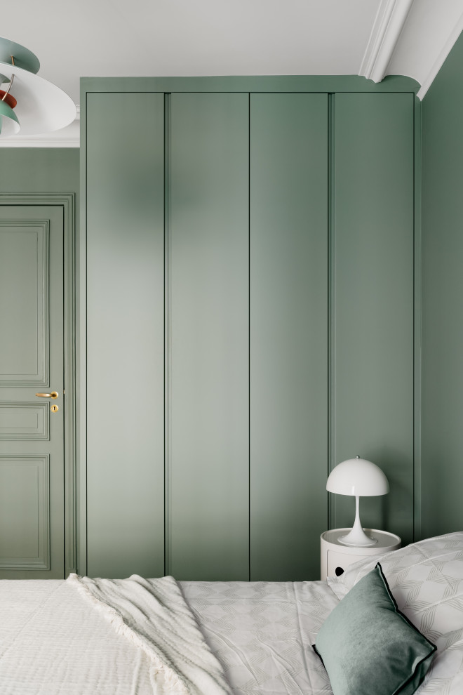 Foto di una camera degli ospiti minimal con pareti verdi, parquet chiaro e pavimento beige