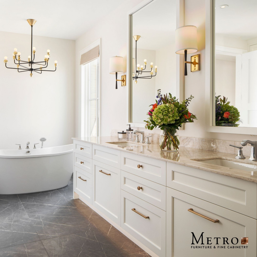 Inredning av ett klassiskt stort en-suite badrum, med luckor med infälld panel, skåp i mörkt trä, ett fristående badkar, skiffergolv, ett nedsänkt handfat och marmorbänkskiva