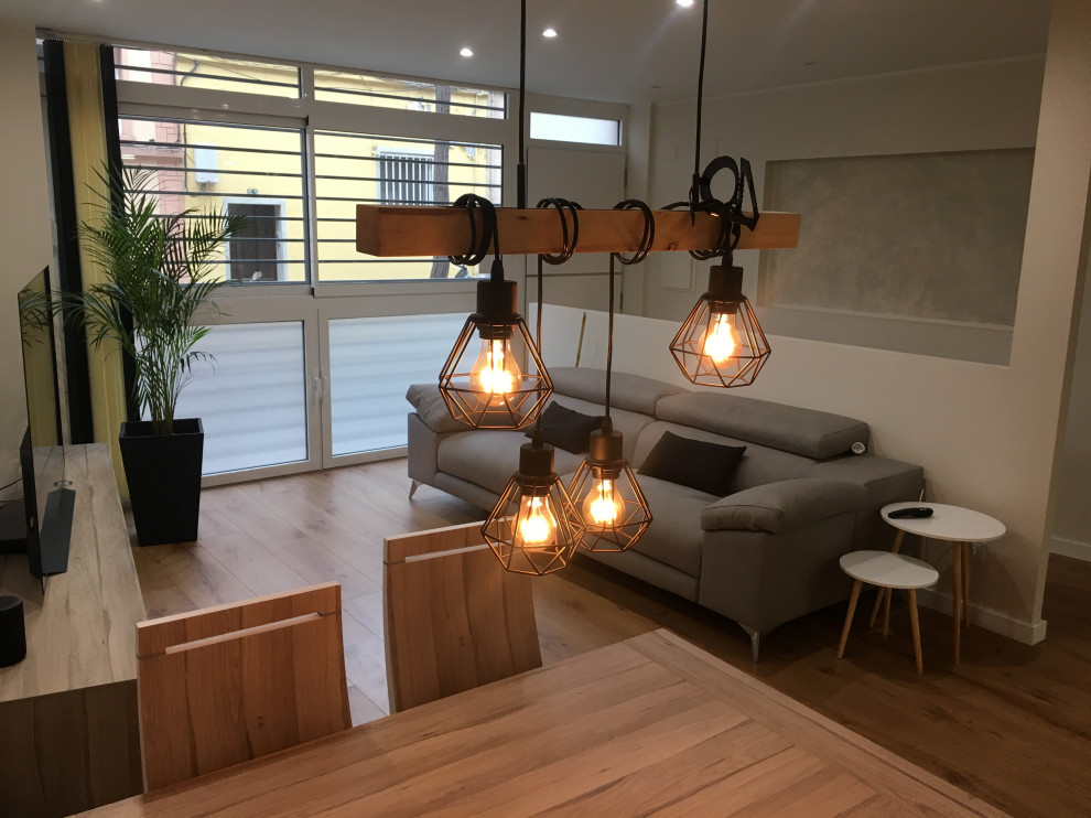 Idee per una sala da pranzo aperta verso il soggiorno minimalista di medie dimensioni con pareti beige, pavimento in legno massello medio e pavimento marrone