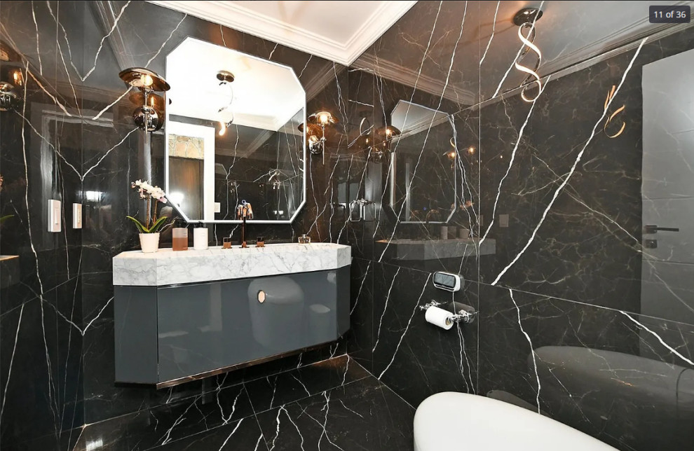 Пример оригинального дизайна: ванная комната среднего размера в стиле модернизм с плоскими фасадами, черными фасадами, биде, черно-белой плиткой, керамогранитной плиткой, черными стенами, полом из керамогранита, душевой кабиной, монолитной раковиной, столешницей из искусственного кварца, черным полом, белой столешницей, тумбой под одну раковину, подвесной тумбой и кессонным потолком