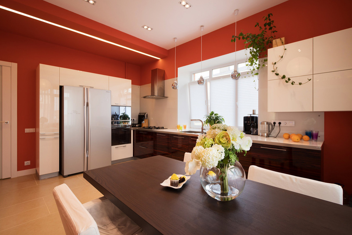 Яркий дом в пригороде