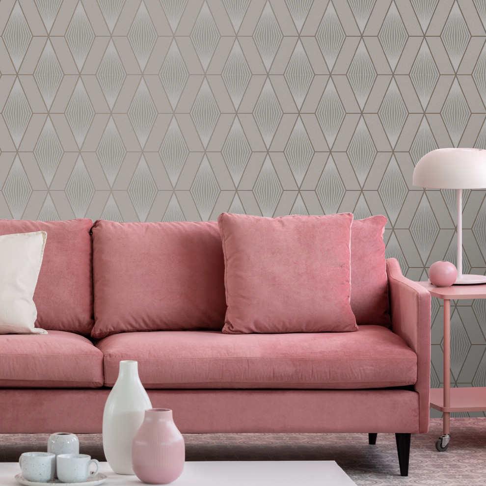 Cette image montre un salon design avec un mur beige, un sol rose et du papier peint.