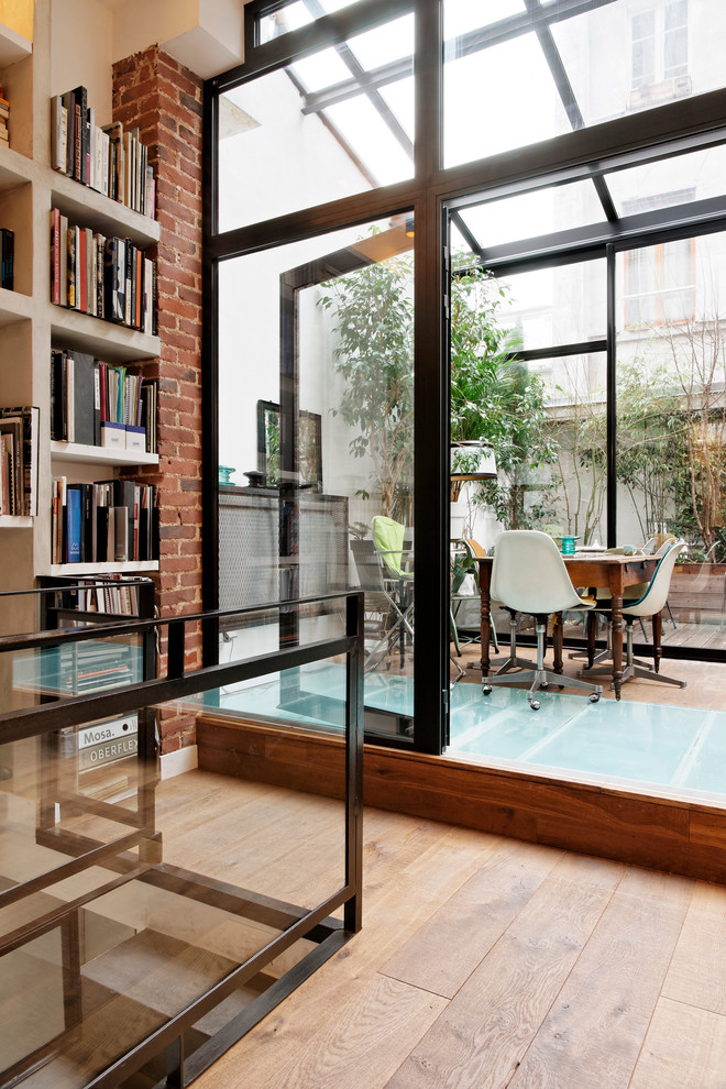 This is an example of an industrial sunroom in Paris.