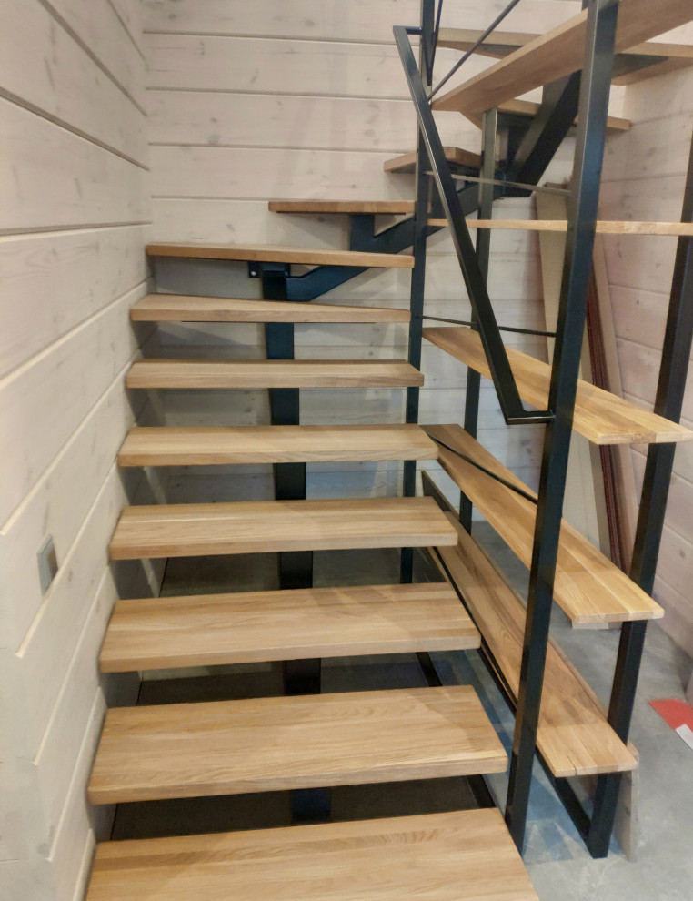 Источник вдохновения для домашнего уюта: п-образная лестница в стиле лофт с деревянными ступенями, металлическими перилами и стенами из вагонки без подступенок