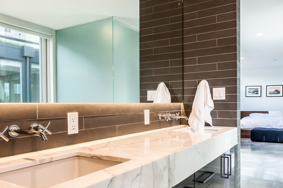 This is an example of a contemporary bathroom in Seattle.