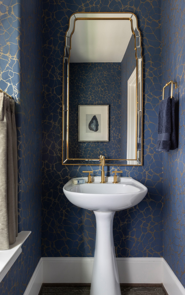 Exemple d'un WC et toilettes chic avec un mur bleu, meuble-lavabo sur pied et du papier peint.