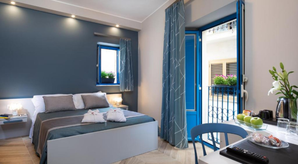 Стильный дизайн: хозяйская спальня среднего размера в стиле фьюжн с синими стенами, полом из керамогранита, бежевым полом и панелями на стенах - последний тренд