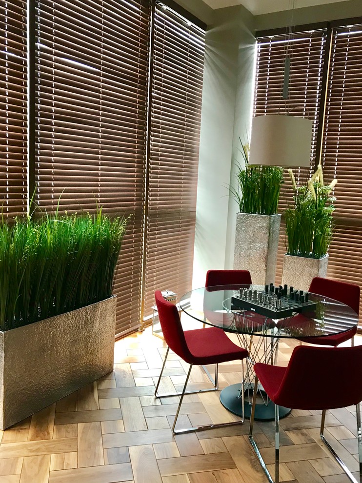 Оформление частной квартиры искусственными растениями