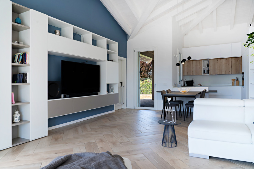 Immagine di un ampio soggiorno scandinavo aperto con libreria, pareti blu, pavimento in gres porcellanato, TV a parete, pavimento beige e travi a vista