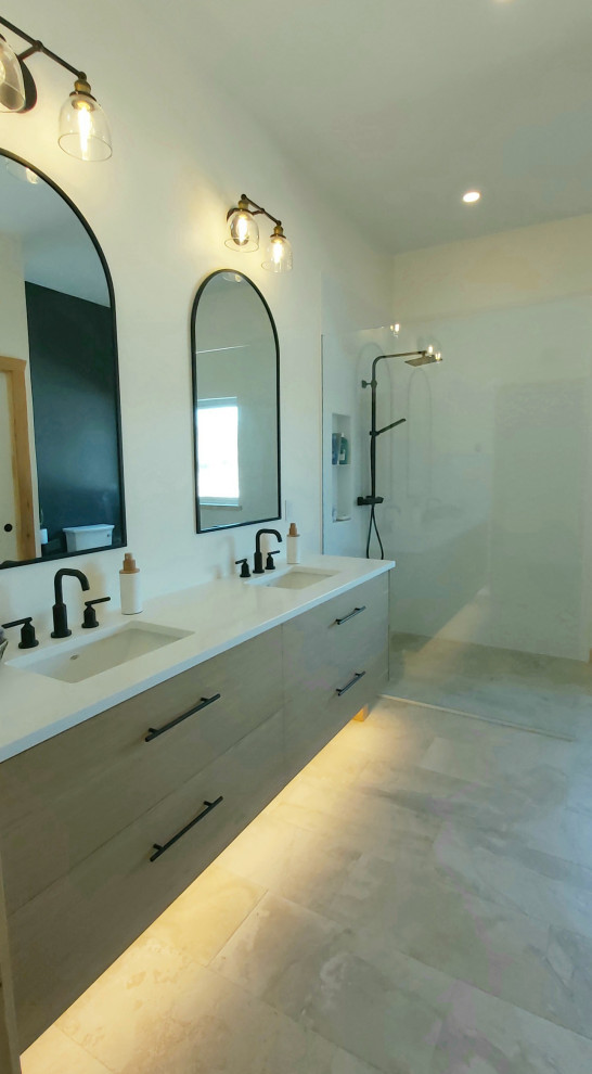 Aménagement d'une salle de bain principale scandinave en bois clair de taille moyenne avec un placard à porte plane, une douche à l'italienne, WC séparés, un carrelage blanc, un mur blanc, un sol en carrelage de porcelaine, un lavabo encastré, un plan de toilette en quartz modifié, un sol beige, aucune cabine, un plan de toilette blanc, meuble double vasque et meuble-lavabo suspendu.