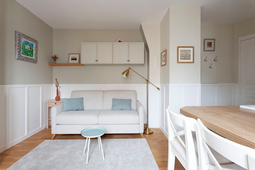 Small traditional open plan living room in Paris with green walls, light hardwood flooring and no tv.