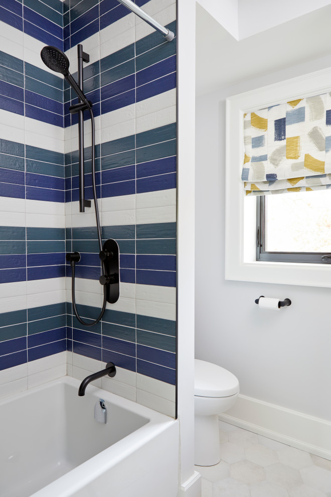Foto di una stanza da bagno classica con vasca ad alcova, vasca/doccia, piastrelle multicolore, pareti grigie e pavimento grigio