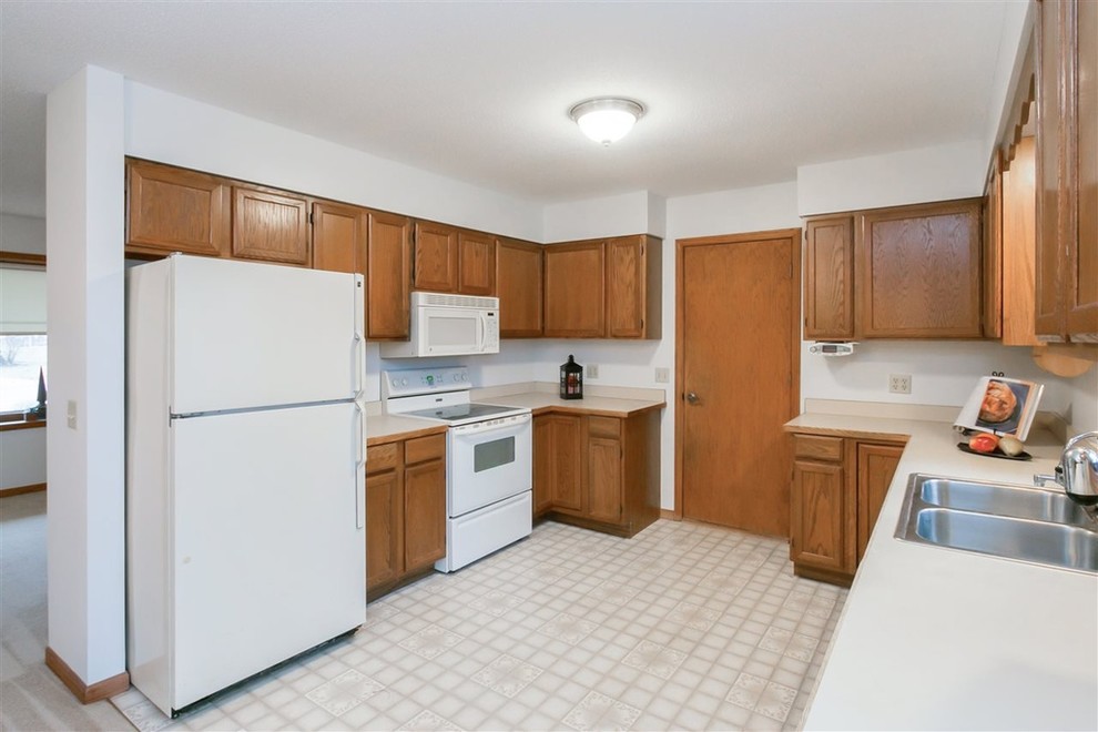 Transitional home design photo in Cedar Rapids