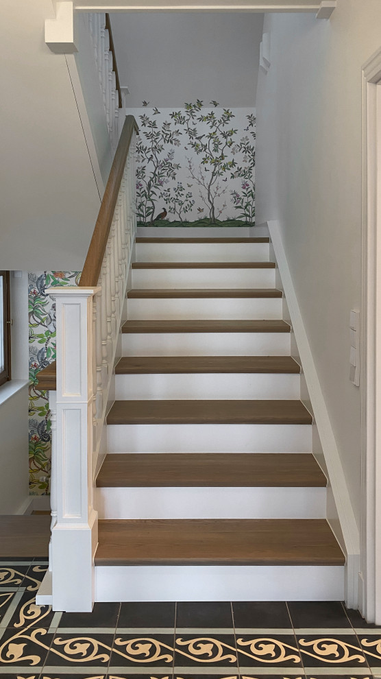 Cette photo montre un grand escalier nature avec des marches en bois, des contremarches en bois, un garde-corps en bois et du papier peint.