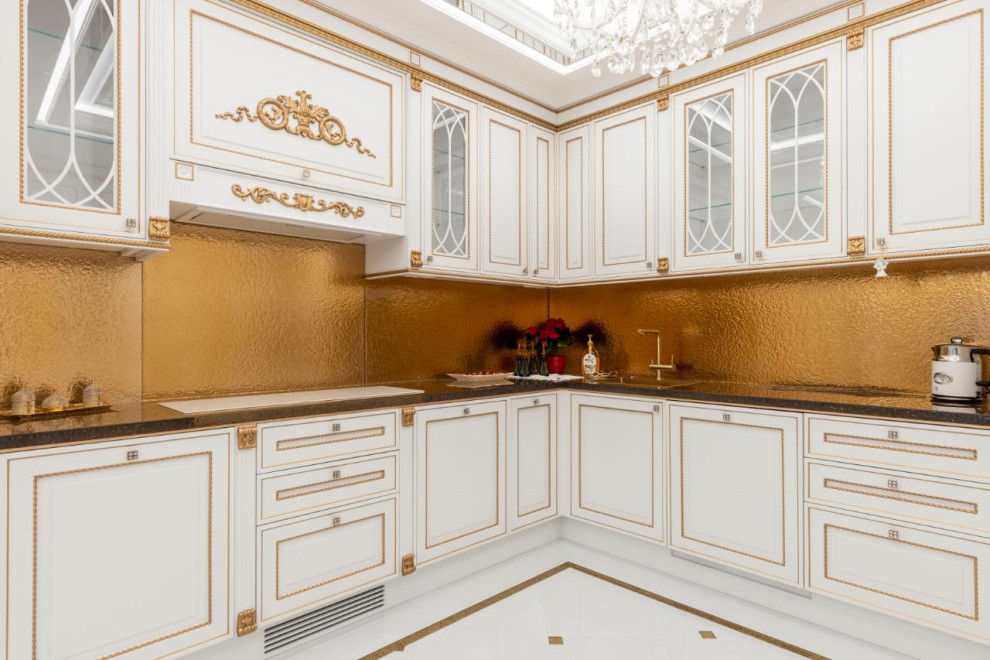 Idee per una cucina a L shabby-chic style di medie dimensioni con lavello da incasso, ante bianche, top in vetro, paraspruzzi giallo, paraspruzzi con lastra di vetro, pavimento con piastrelle in ceramica, pavimento bianco e top giallo