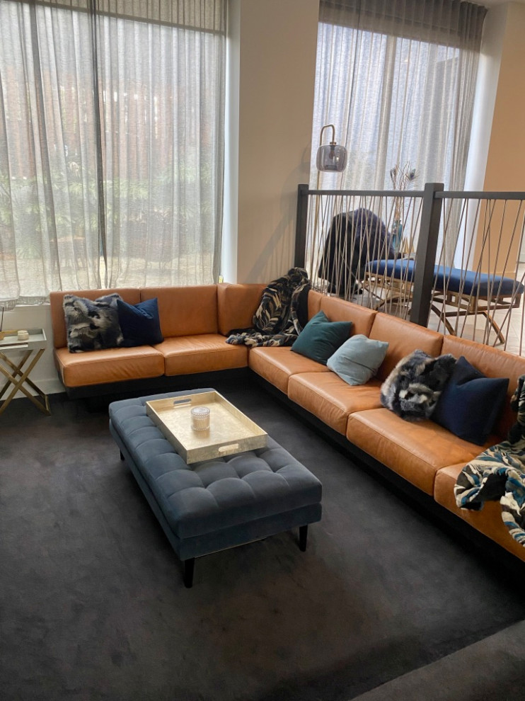 Immagine di un soggiorno minimalista di medie dimensioni con moquette, nessun camino e pavimento grigio