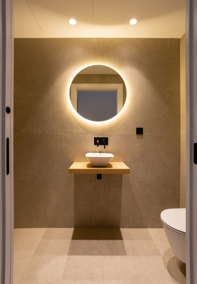 Modern inredning av ett brun brunt badrum med dusch, med öppna hyllor, vita skåp, en dusch i en alkov, beige väggar, brunt golv och med dusch som är öppen