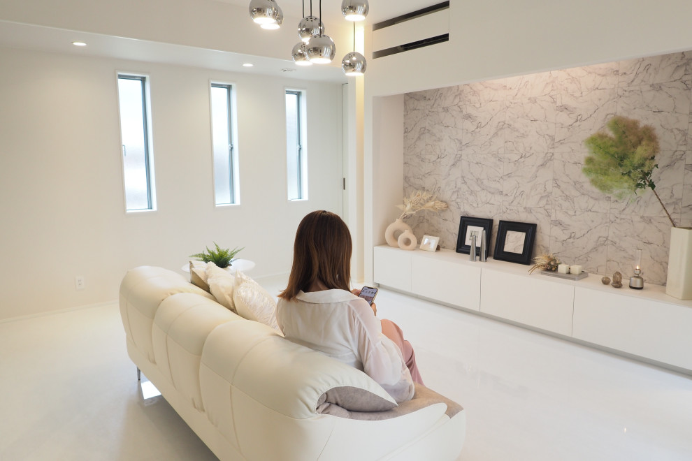Foto de salón actual con paredes blancas, televisor independiente, suelo blanco, papel pintado y papel pintado