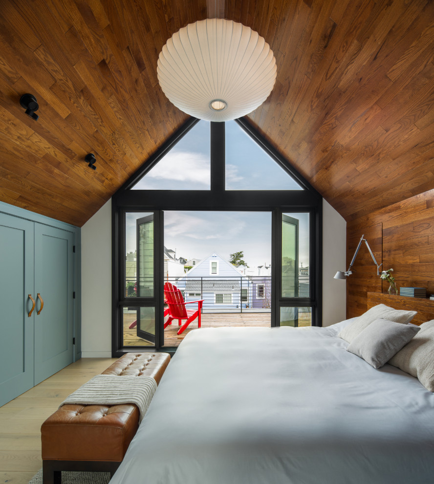 Mittelgroßes Modernes Hauptschlafzimmer mit bunten Wänden, hellem Holzboden, Holzdecke und Holzwänden in San Francisco