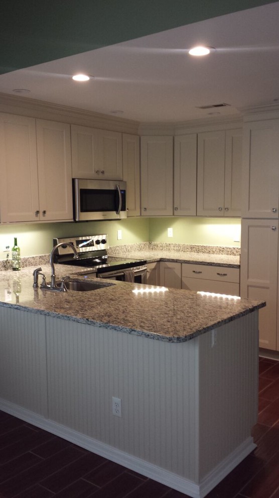 Transitional kitchen photo in Richmond