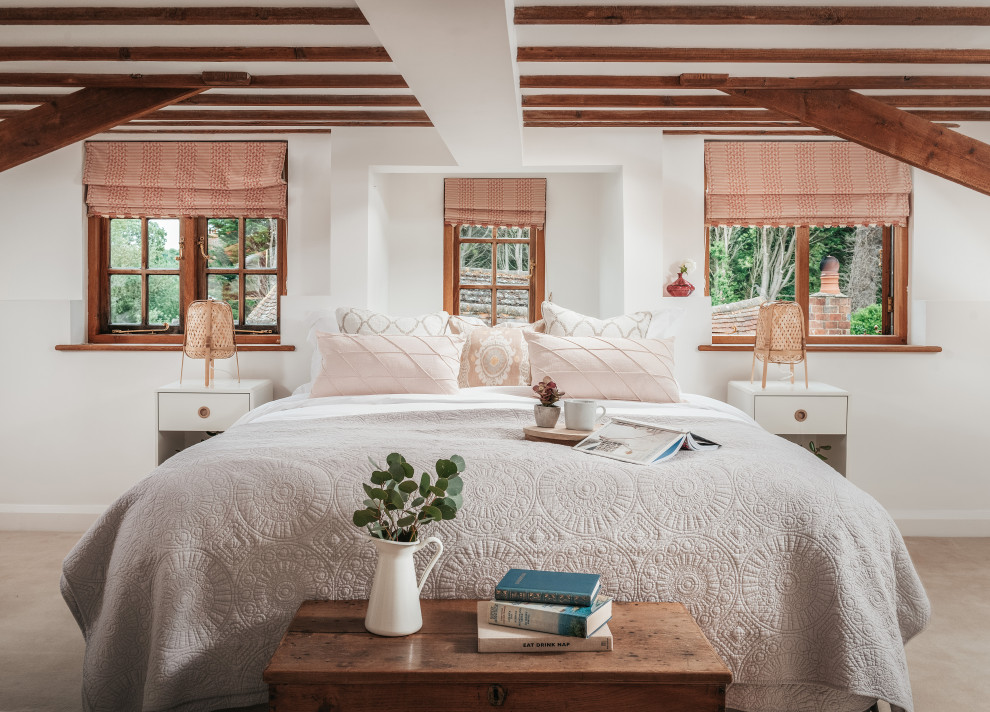 Imagen de dormitorio principal de estilo de casa de campo de tamaño medio con paredes blancas, moqueta y suelo beige