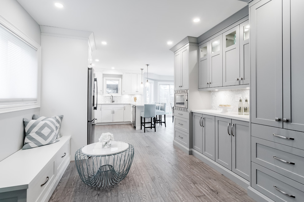 Kitchen - transitional kitchen idea in Toronto