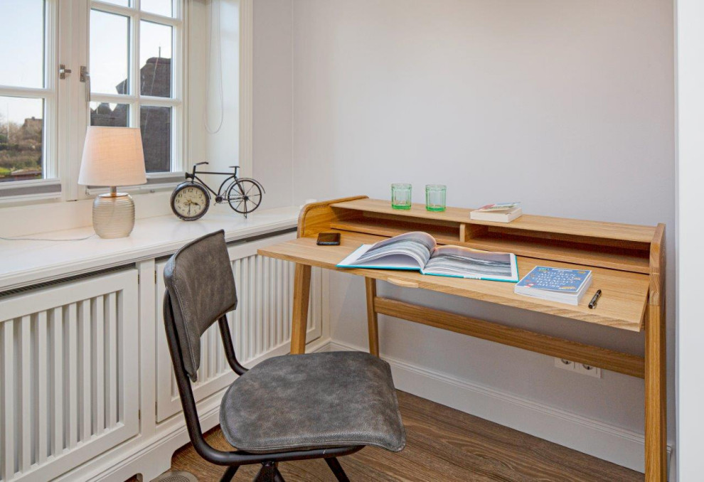 Kleines Eklektisches Gästezimmer mit grauer Wandfarbe, gebeiztem Holzboden und Tapetenwänden in Sonstige