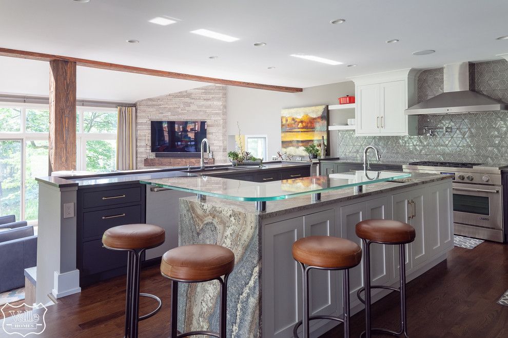 Eat-in kitchen - large transitional u-shaped medium tone wood floor and brown floor eat-in kitchen idea with an undermount sink, shaker cabinets, white cabinets, quartzite countertops, gray backsplash, ceramic backsplash, stainless steel appliances, an island and black countertops