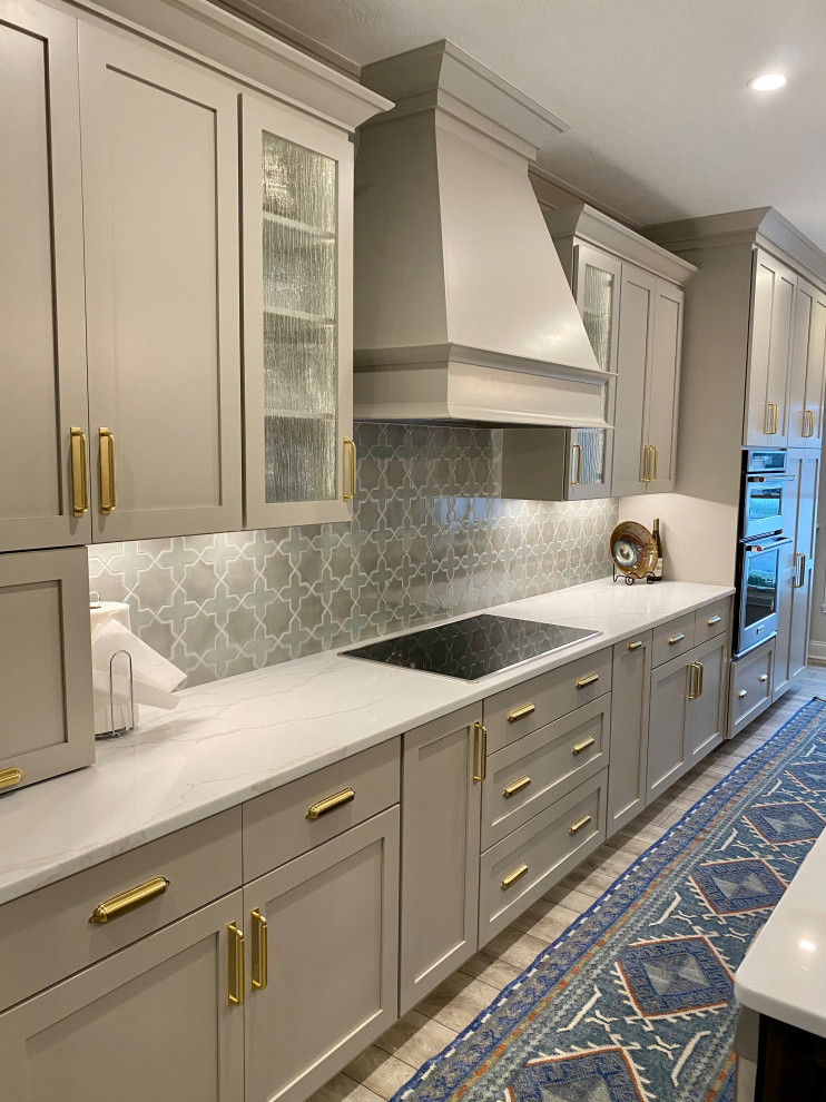 Idéer för att renovera ett funkis flerfärgad flerfärgat kök, med en undermonterad diskho, skåp i shakerstil, grå skåp, bänkskiva i kvarts, flerfärgad stänkskydd, stänkskydd i keramik, rostfria vitvaror, vinylgolv, flera köksöar och grått golv
