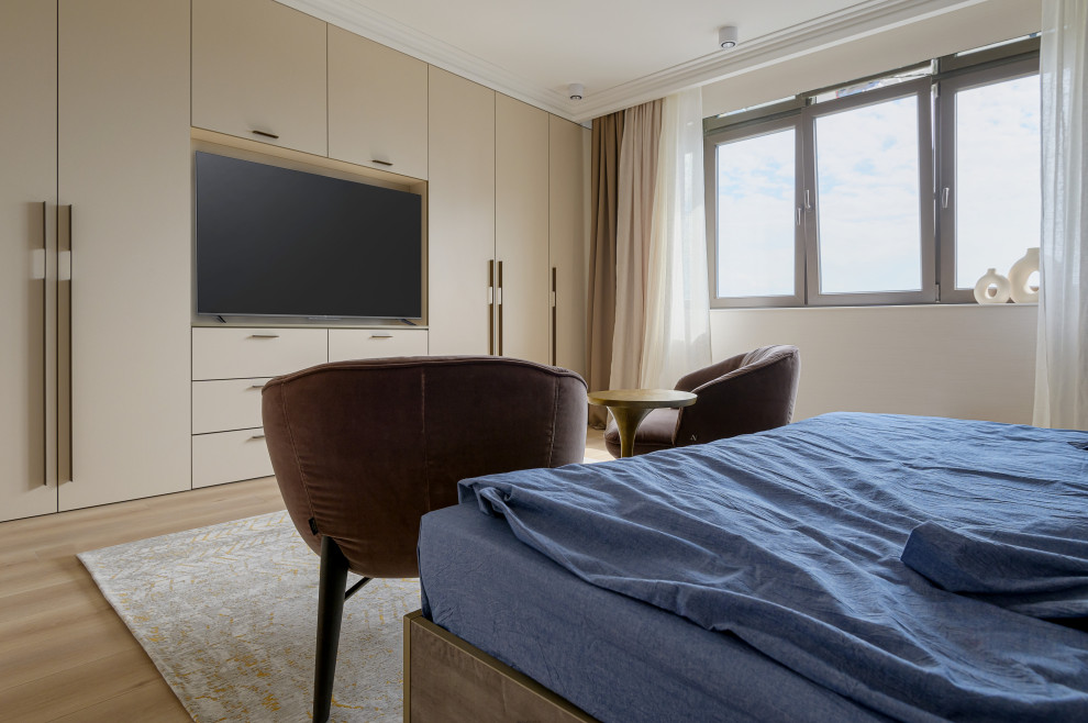 Свежая идея для дизайна: хозяйская спальня среднего размера в современном стиле с бежевыми стенами, полом из ламината, бежевым полом и обоями на стенах - отличное фото интерьера