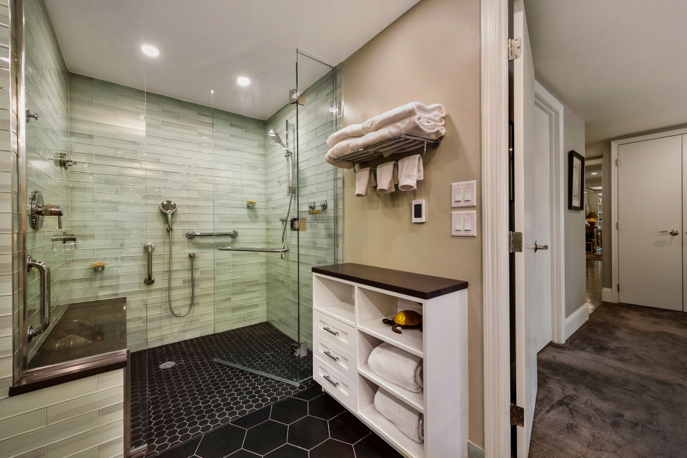Bild på ett 50 tals grå grått en-suite badrum, med luckor med infälld panel, vita skåp, en jacuzzi, våtrum, blå kakel, glaskakel, beige väggar, ett undermonterad handfat, svart golv och dusch med gångjärnsdörr