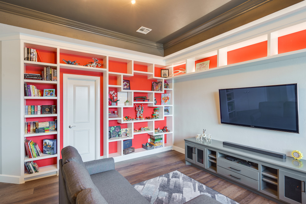 Idées déco pour une salle de séjour contemporaine de taille moyenne et fermée avec une bibliothèque ou un coin lecture, un mur rouge, un sol en bois brun, aucune cheminée, un téléviseur fixé au mur, un sol marron et un plafond voûté.