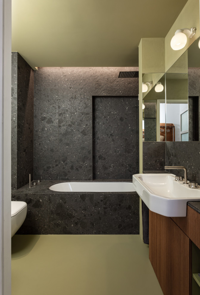 Идея дизайна: маленькая ванная комната в стиле ретро с фасадами с выступающей филенкой, коричневыми фасадами, полновстраиваемой ванной, душем над ванной, раздельным унитазом, черной плиткой, керамогранитной плиткой, зелеными стенами, бетонным полом, душевой кабиной, настольной раковиной, столешницей из плитки, зеленым полом, душем с распашными дверями, черной столешницей, нишей, тумбой под одну раковину, встроенной тумбой и многоуровневым потолком для на участке и в саду