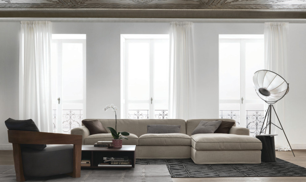 Esempio di un grande soggiorno contemporaneo con pavimento in legno massello medio