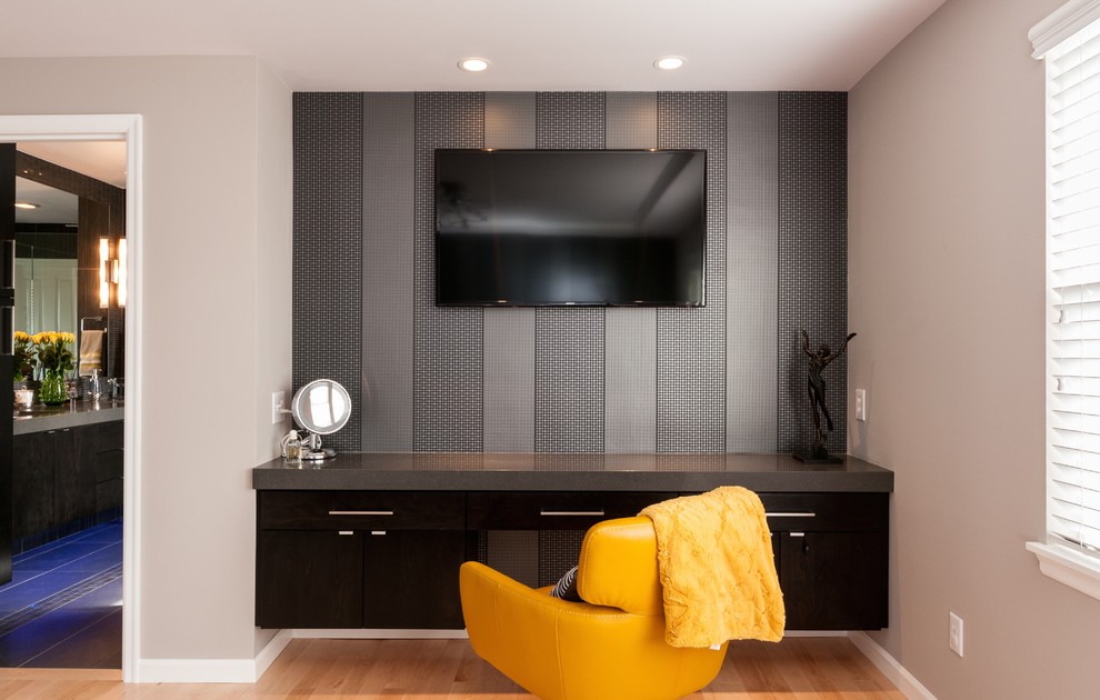 Large master light wood floor bathroom photo in Seattle with black cabinets and beige walls
