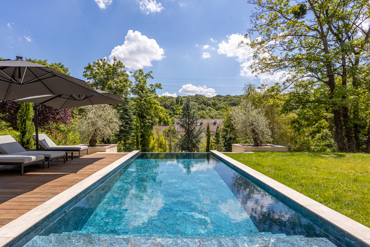 Création d'un grand jardin avec piscine