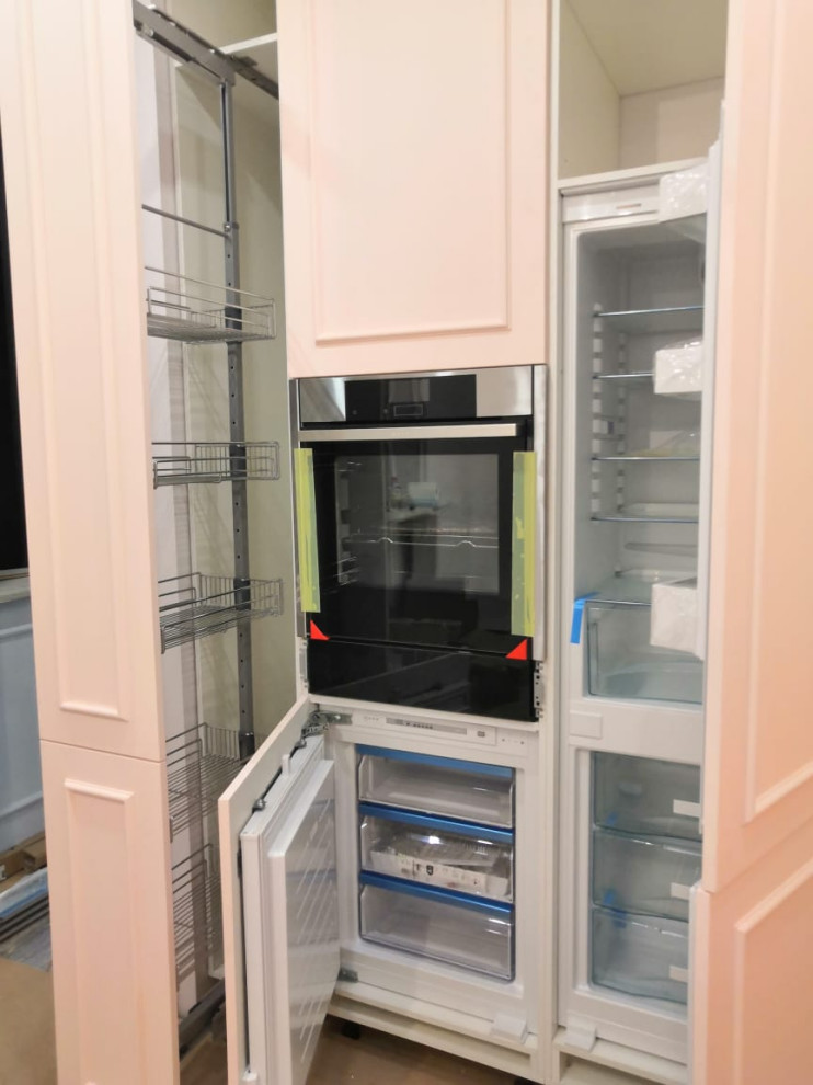 Кухня в розовом цвете.